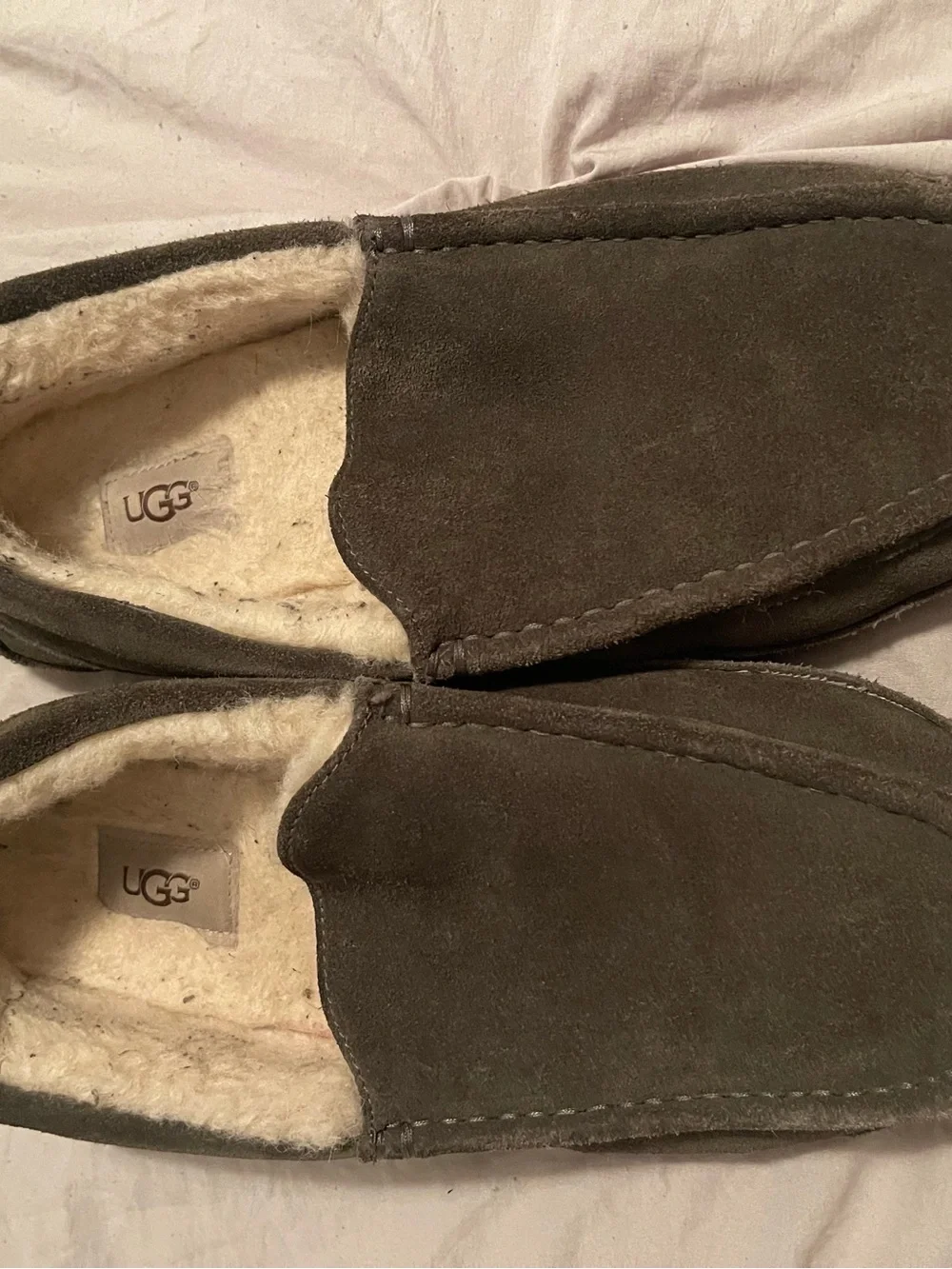 Ugh Ascot Men’s Charcoal Suede Shearling Moccasin Slippers Size 9